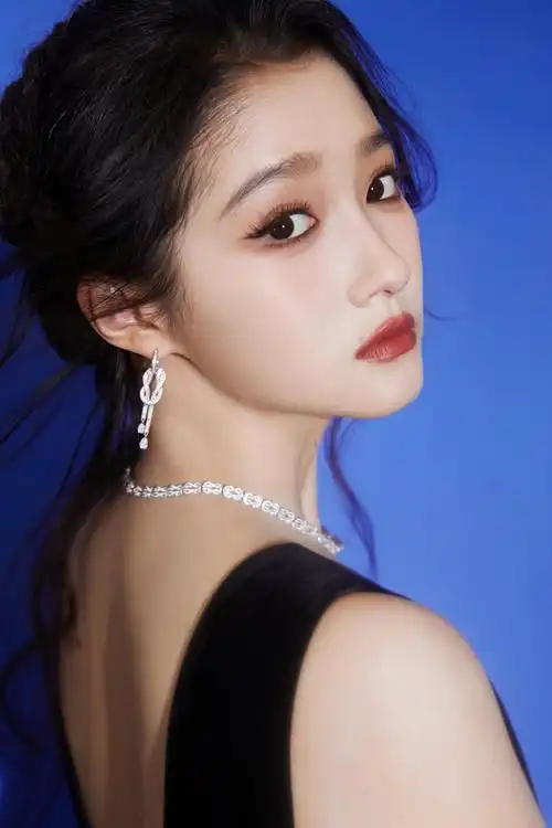 关晓彤穿深v裙露名品美腿抹红唇气场全开