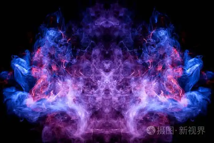紫色黑色白色蓝色黑色背景上的白色烟雾火焰黑色背景上的白色烟雾火焰