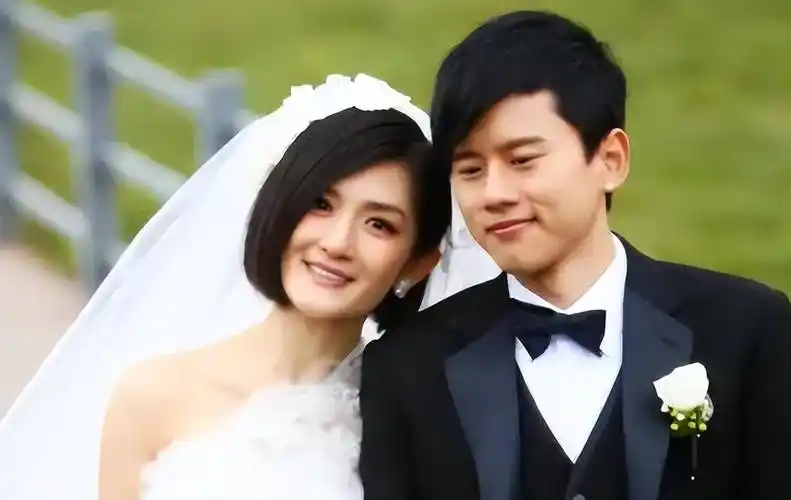 张杰谢娜带仨娃游迪士尼十指紧扣如热恋情侣3个保姆很抢镜