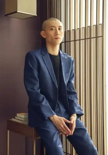 张一山寸头造型搭配西装成熟痞帅,吴磊潮流牛仔装扮,青春阳光