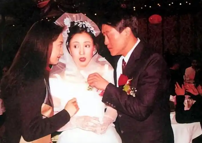 回顾演员何冰:娶了初中同桌,婚后事业蒸蒸日上,赚的钱全部上交