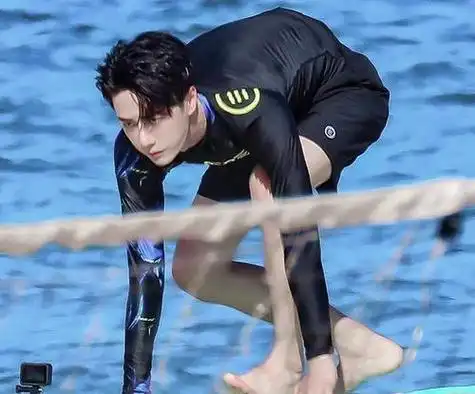 uniq-王一博脚上穿的是8月将上线的鞋子"独白",这双鞋子也正契合了