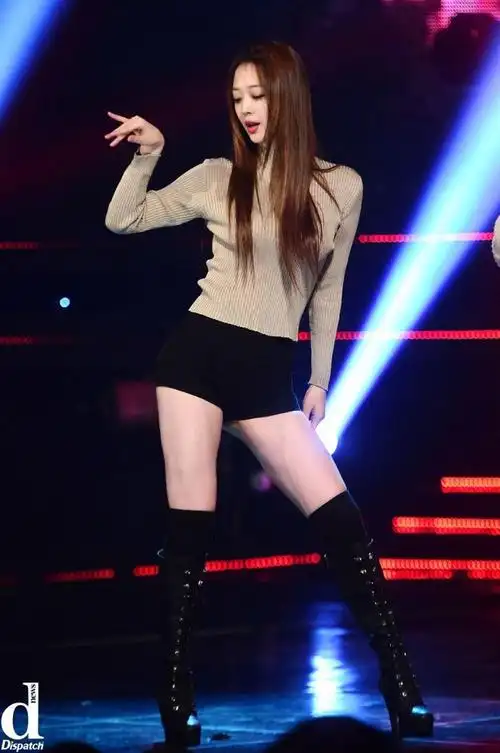 fx崔雪莉精彩舞台照曾经的乖乖女雪莉在舞台上更帅气撩人