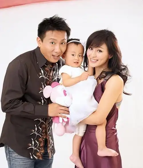 在拍戏期间,演员们通常日夕相处,这种亲密接触很容易