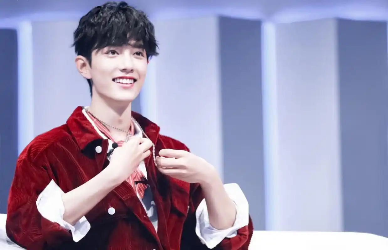 肖战好适合穿红色,在《我们的歌》里这套穿搭又乖又萌,太招人稀罕了