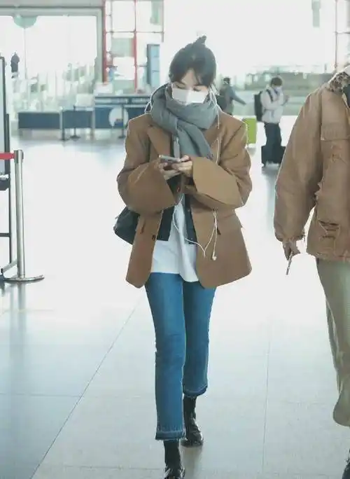 李菲儿风波后现身机场,"原谅色"外套太吸睛,这是在内涵什么