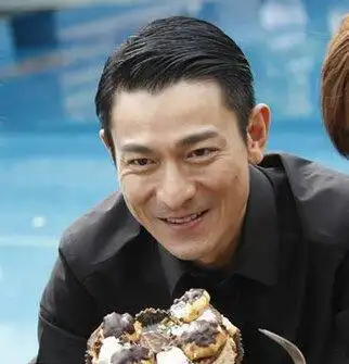 活动当天,刘德华梳着十分帅气得侧背头,看起来非常的精神,帅气值丝毫