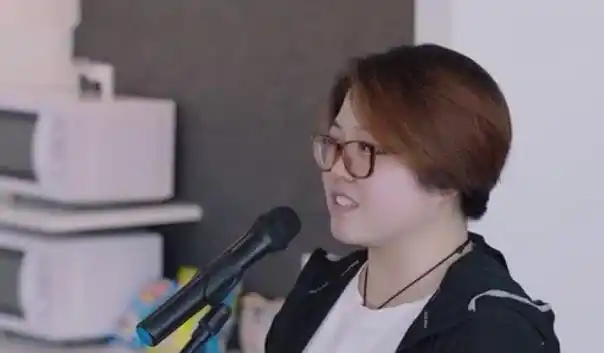 因为杨紫在微博中喊话《亲爱的热爱的》的工作人员赶紧给小助理娜娜结