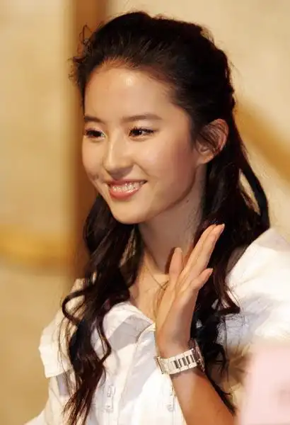 2004年的刘亦菲,那时她才17岁