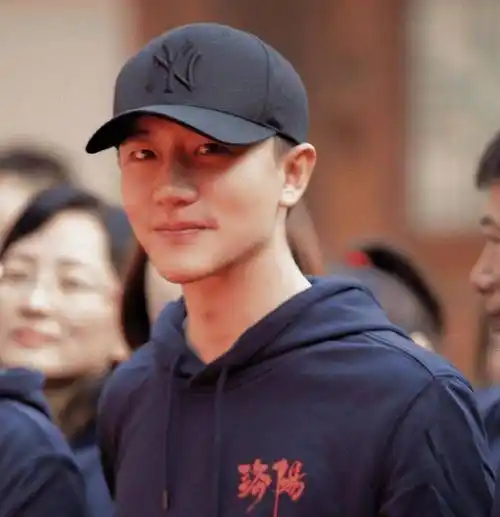 风起洛阳开机王一博低调现身清一色实力派主演不追就亏了