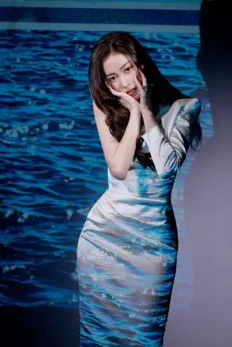 1/ 9 张天爱一组活动造型分享,纯白单袖设计修身礼裙上身,优雅灵动,在