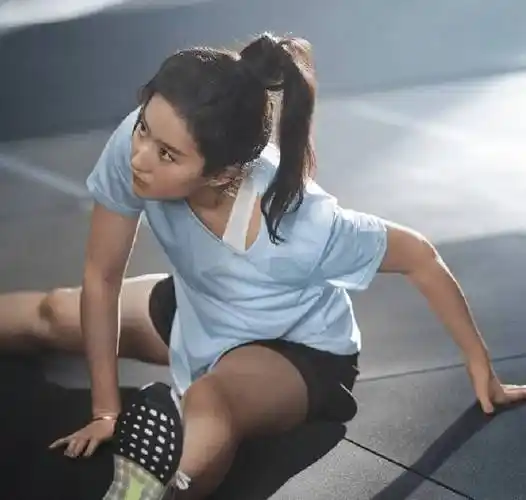 有一种"模特"叫刘亦菲,穿运动装拍照,同一套衣服凹出两种气质_穿着