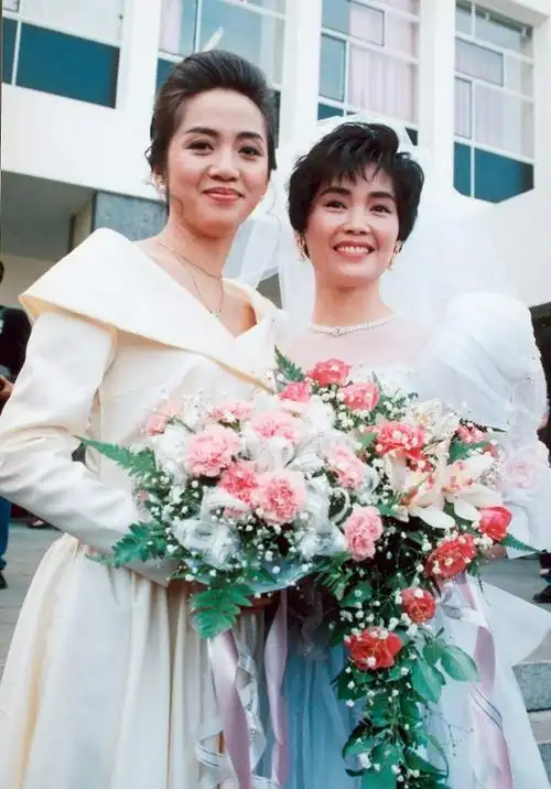 梅艳芳与众多家人中,与姐姐梅爱芳感情最深