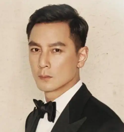 所以每次发自拍照的时候,都把自己的头像ps成香港影星吴彦祖的模样,并