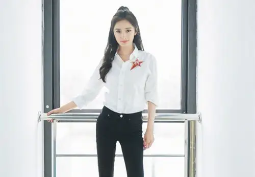 杨幂单身后越来越丰满罕见旗袍裙亮相活动94斤穿出104斤既视感