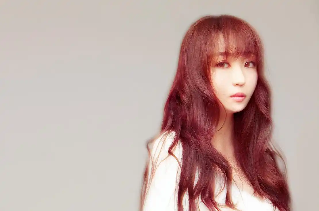 新生代女歌手任然 最新单曲《漆黑》全网上线