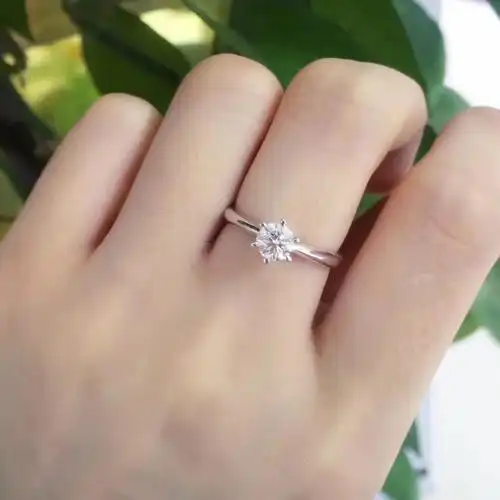 手拉手18k金钻石戒指女款0512克拉微暇白