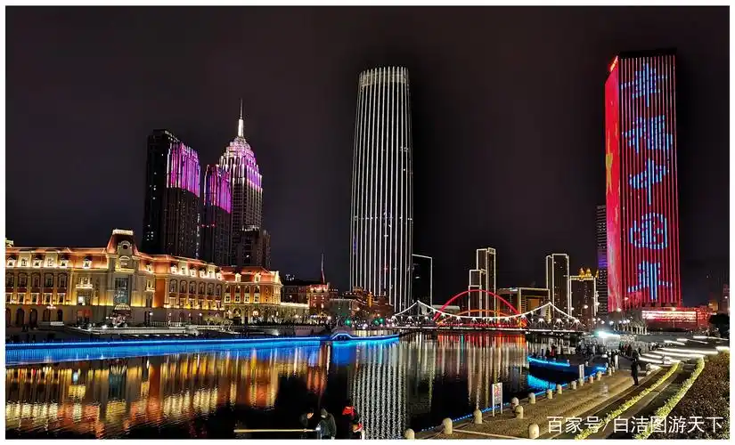 天津站,站前广场,解放桥,海河边……的夜景,给节日增添了美丽色彩.