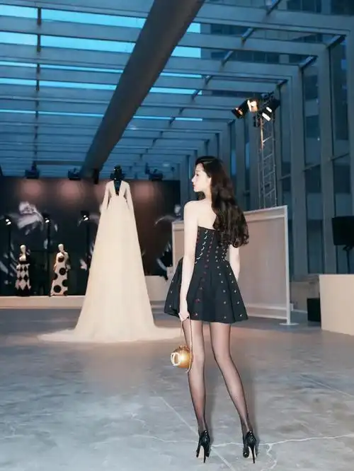 甜美可爱的关晓彤,全身散发着青春的活力