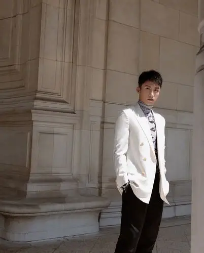 李冰冰强势撞衫黄景瑜穿白色西装谁更飒大20岁衣品超a