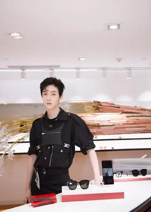 简介:王喆帅气潮流写真图片,分享一组王喆图片给大家,图中的明星图片