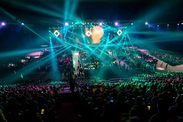 在炫丽灯光下的演唱会摄影高清图片