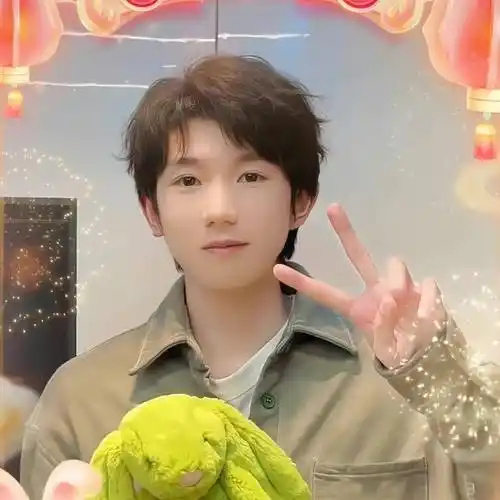 王源晒戴兔耳朵帽子比耶照,乖巧又呆萌,明明是酷哥却总是很可爱