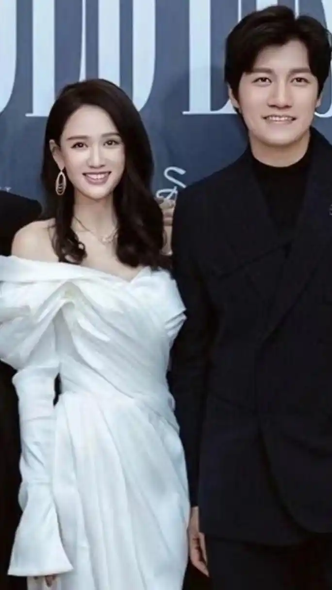 陈乔恩和老公艾伦难得同框,晒出了一张合照,真是甜得让人心酸!