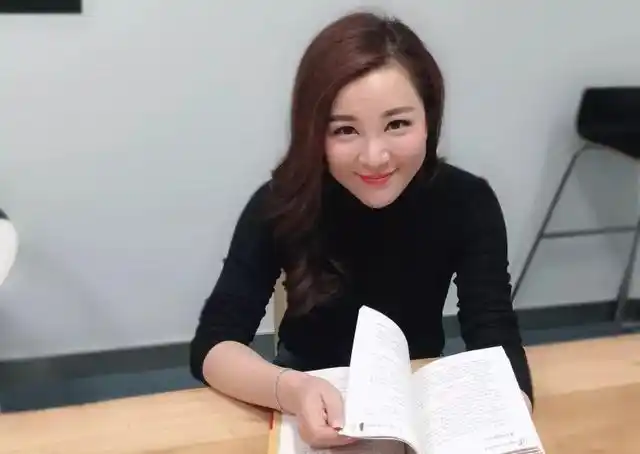 他是中央电视台财经频道《经济信息联播》的主持人