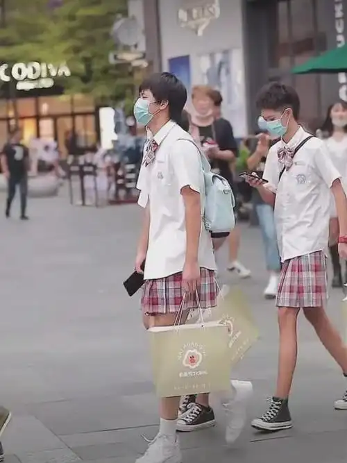 一群男生穿"jk裙"走大街,路人觉得很奇怪,圈内人却觉得很酷|裙子|洋装