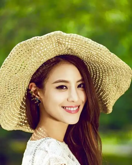 随着时间的推移,江语晨与周杰伦之间的关系逐渐出现了裂痕,这道裂痕在