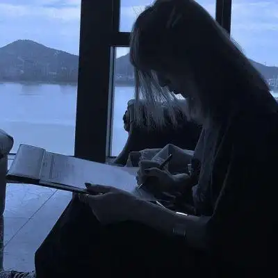 高冷好看的黑色系女生真人头像图片