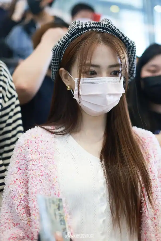 组图:徐璐对粉丝比v宠粉力满分 穿粉色绒毛开衫化身甜美少女