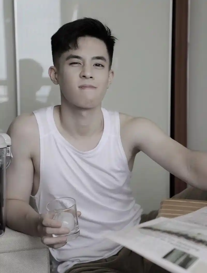 校草级痞帅00后青春少年,神仙颜值小哥哥,看起来很好欺负的样子