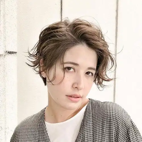 短发微卷烫年轻又时尚