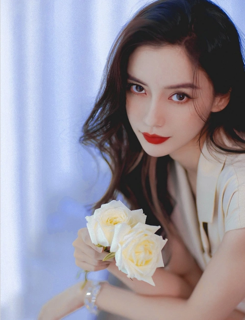 baby带儿子玩游戏被拍小海绵正面照曝光肉嘟嘟的小脸超可爱