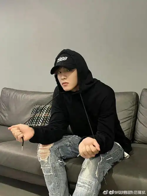 刘耀文的炸毛刘海##刘耀文黑色连帽卫衣棒球帽随拍