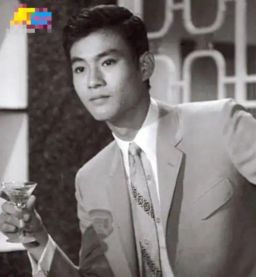 郑少秋十来岁就出来闯世界,电影《梅艳芳》里有一个细节小时候的