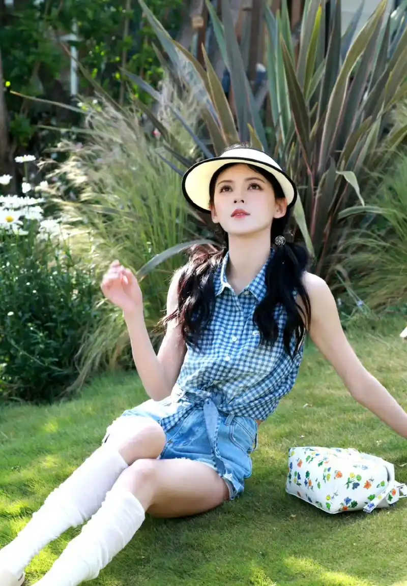 张予曦草坪晒太阳,白色小腿袜抢镜,腿好细!