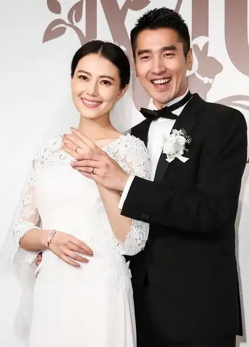 回顾高圆圆一家出游隔口罩与赵又廷亲吻身旁女儿反应很淡定