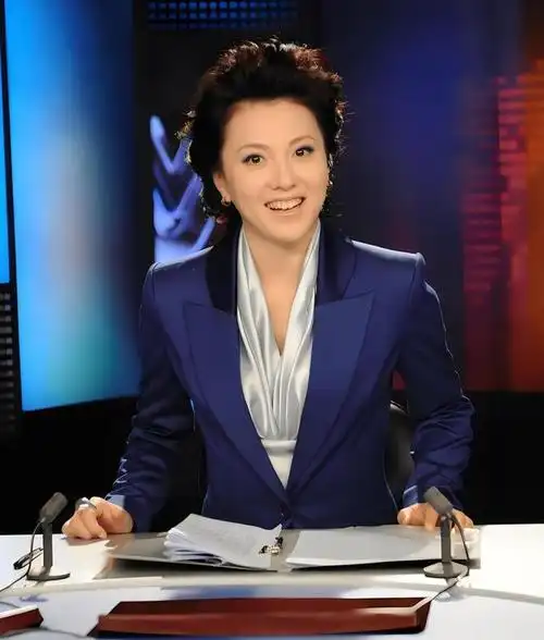 她在央视的事业虽然不及之前的董卿,也不及现在的李红,但她的婚姻是