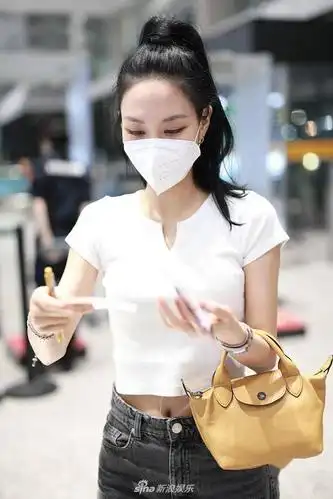 王霏霏高扎马尾活力满满 对镜比v笑容灿烂