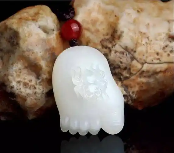 有许多玉雕足的挂件中都会在脚背上雕一只蜘蛛,为整个雕件增添了灵动