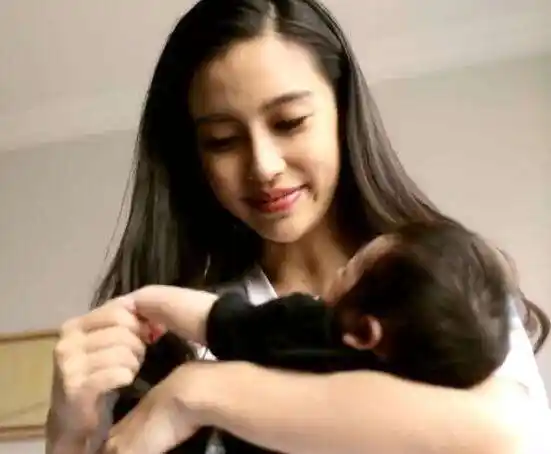 黄晓明儿子首出镜,奔跑吧baby带萌娃未露正面侧身