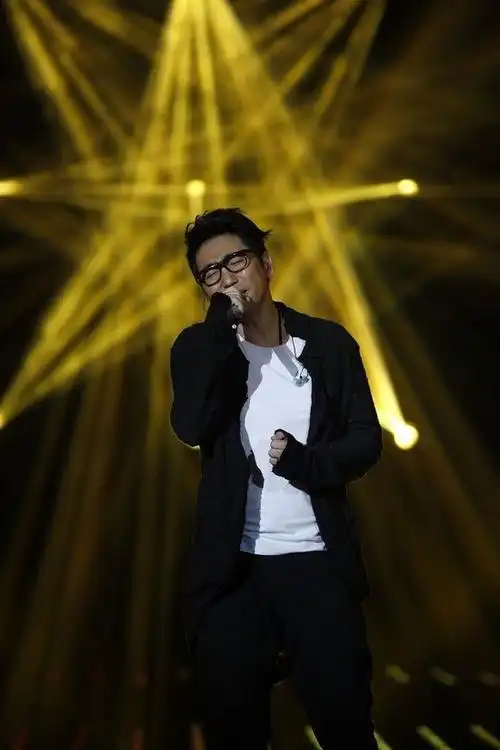 沙宝亮致敬李香兰演绎《秋意浓》 造型刮复古风