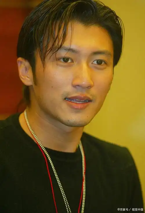 尴尬!谢霆锋为网红白冰做饭,却被评价口感差!