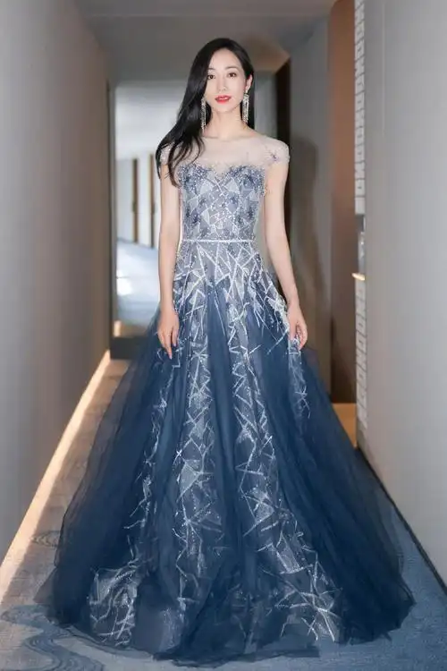 简介:韩雪薄纱蓝裙性感写真图片,分享一组韩雪图片给大家,图中的明星