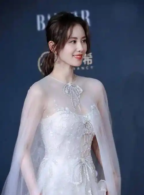 37岁的刘诗诗是优雅的美,清丽绝俗的美(附小视频,高清美图)!