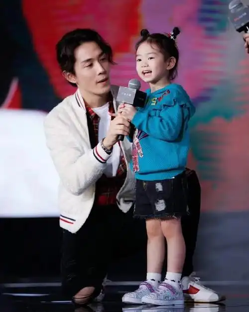 戚薇久违开演唱会,8岁女儿lucky颜值抢镜,像爸爸李承铉还是妈妈