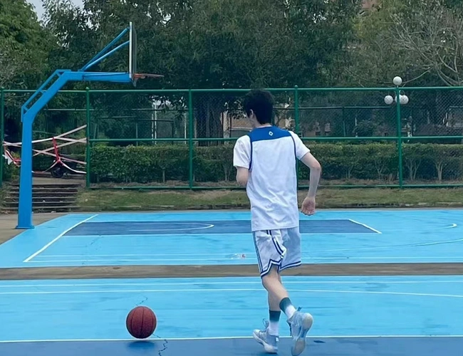 刘昊然晒打篮球照引回忆杀暴露真实素颜状态粉丝纷纷不淡定